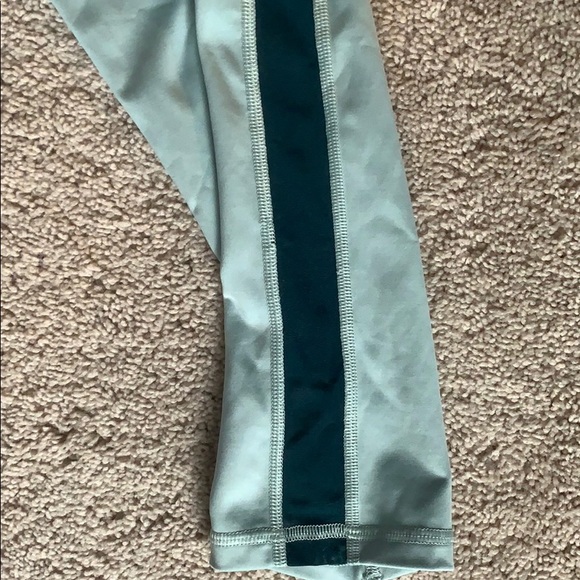 GapFit Eclipse Capri Leggings - Picture 3 of 5